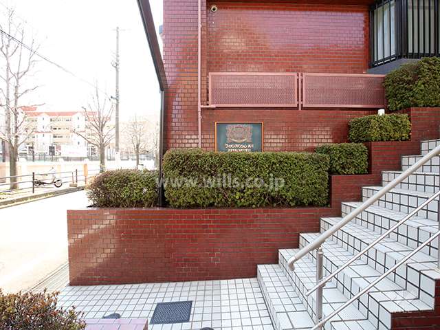 エントランスアプローチの植栽スペースとネームプレート