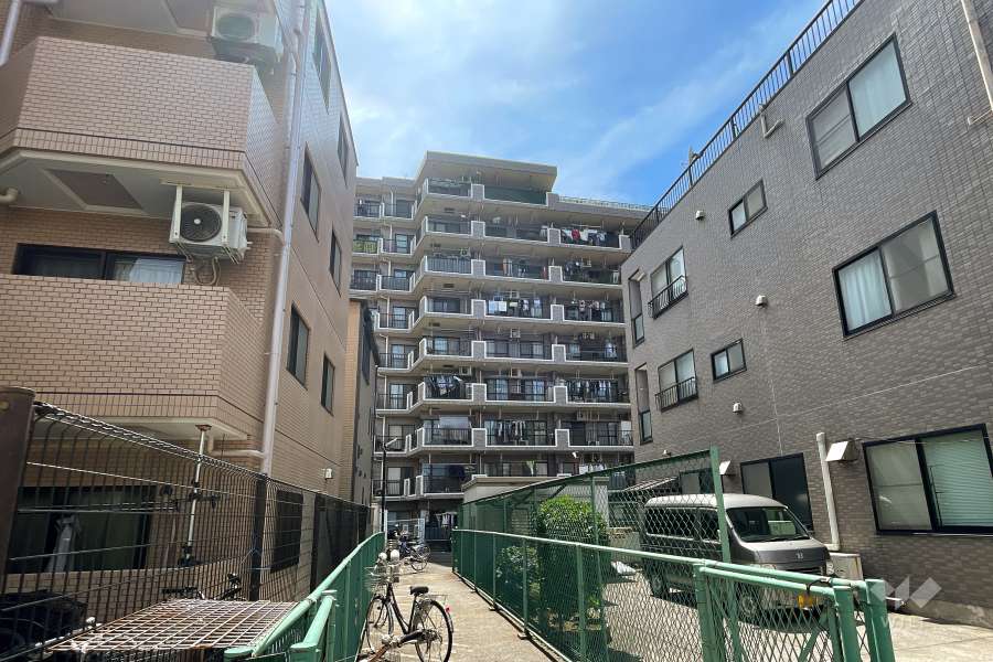 グランイーグル大森南2の外観（東側から）