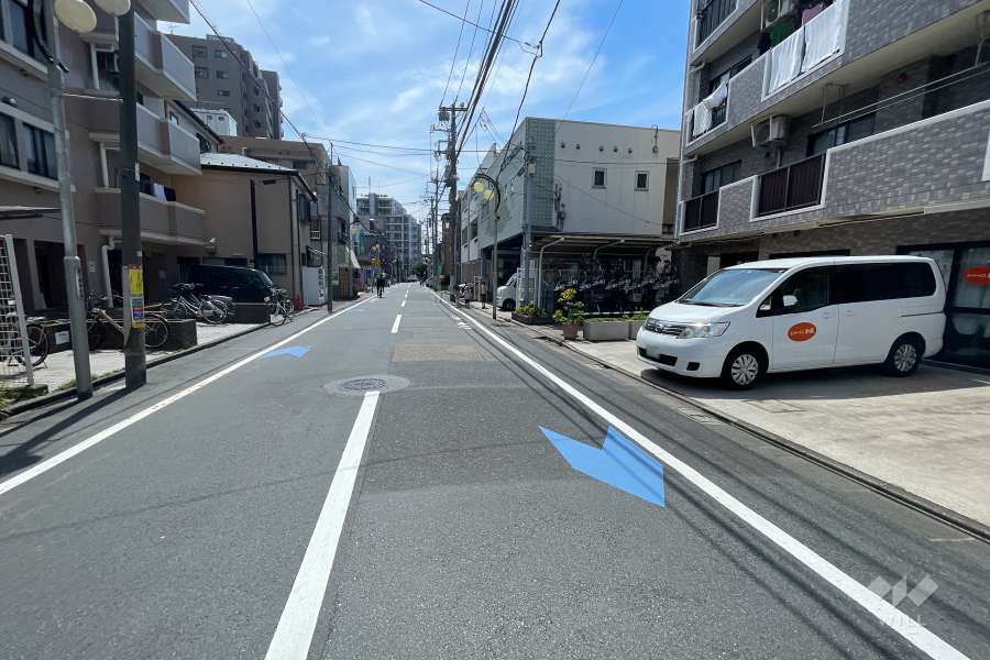 敷地の南側前面道路（東側から）