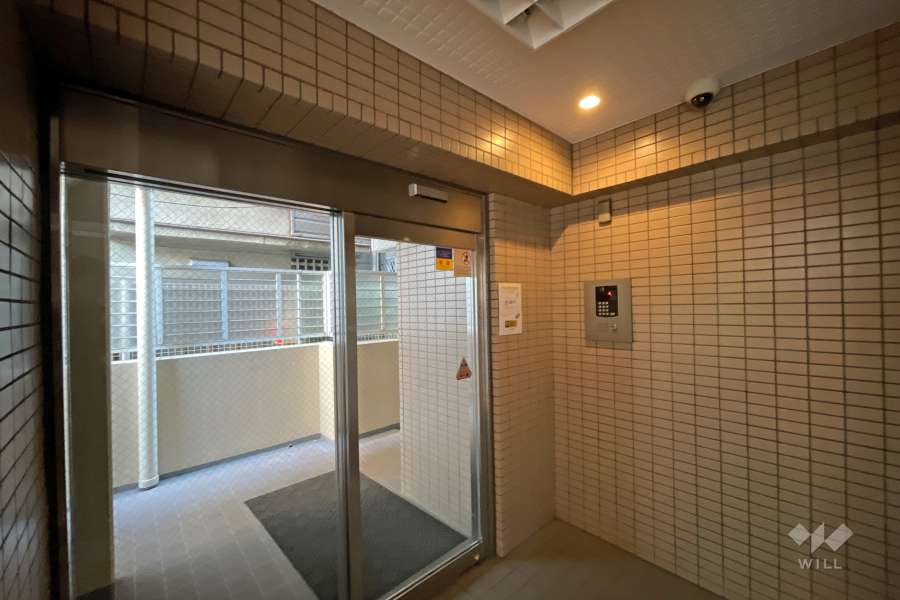 エントランスはオートロック付きです。