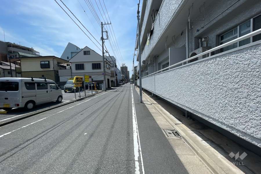 敷地南側の前面道路（東側から）
