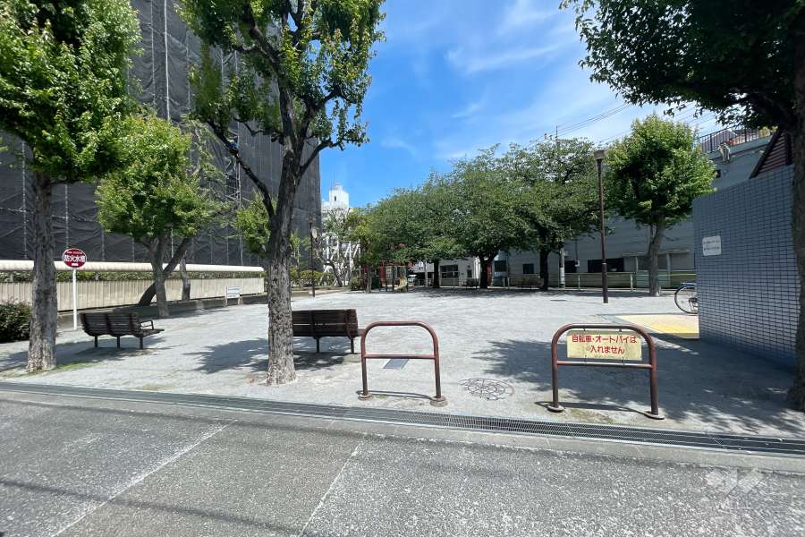 東側に隣接する『舞の浦児童公園』