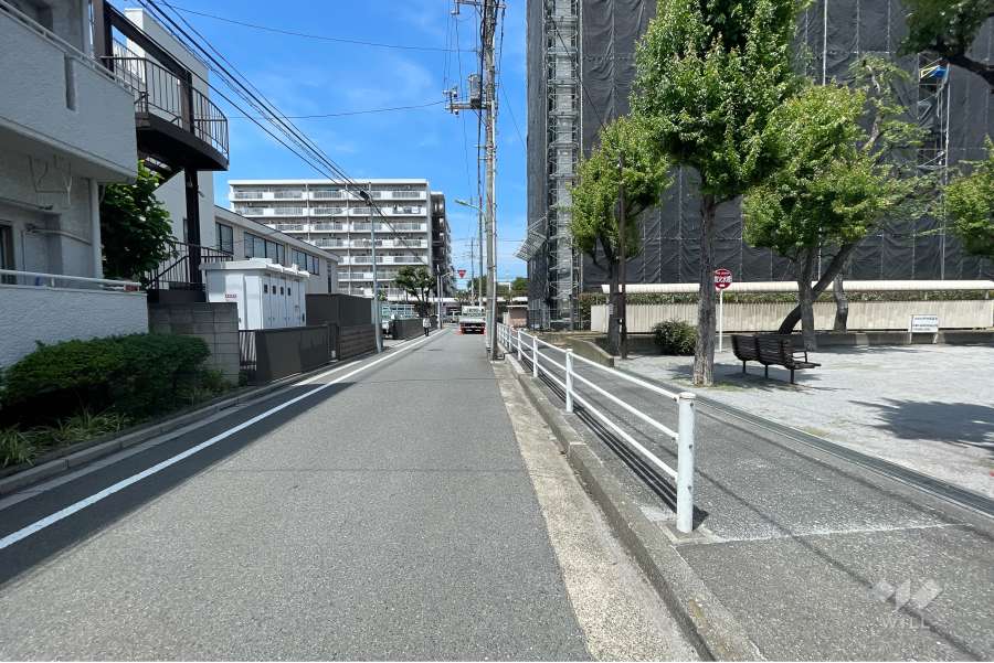 敷地東側の前面道路（南側から）