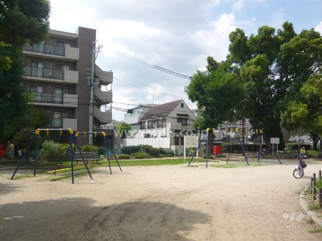 広い公園が目の前にあります