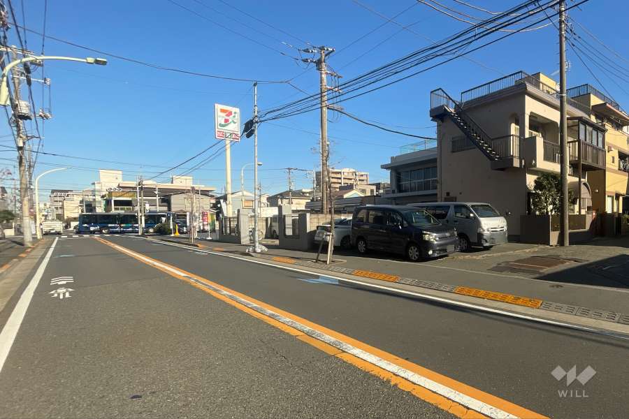 敷地の南側前面道路（西側から）