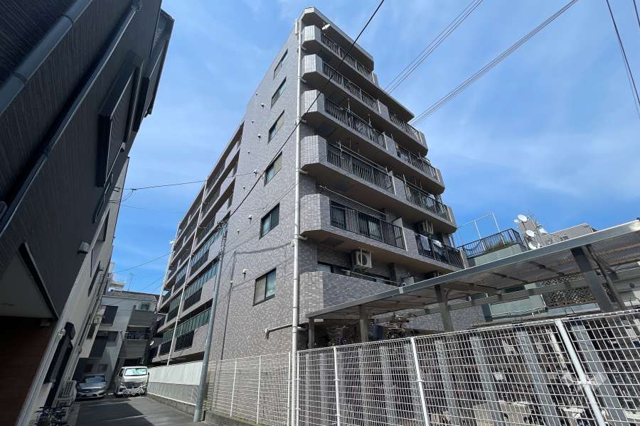 グランイーグル大森南の外観（南西側から）