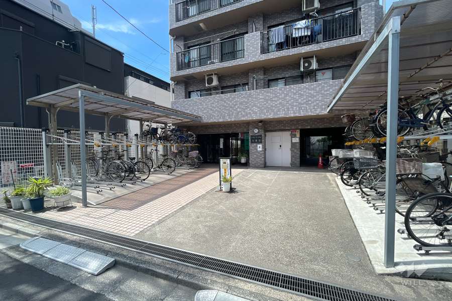 敷地の入り口と駐輪場