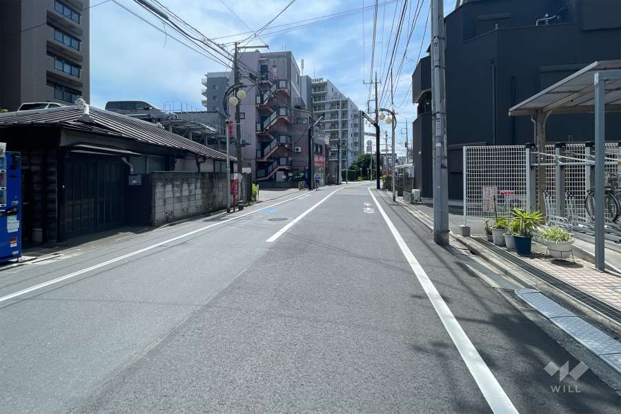 敷地南側の前面道路（東側から）