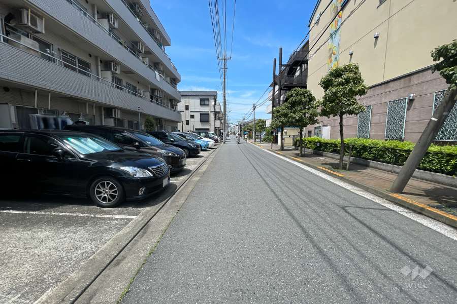 敷地の東側前面道路（南側から）