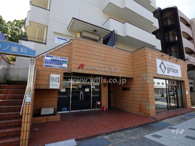 建物北部分に店舗があります。