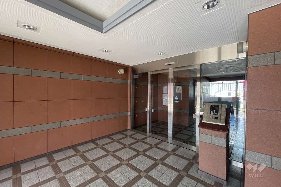 エントランスはオートロック付きです。