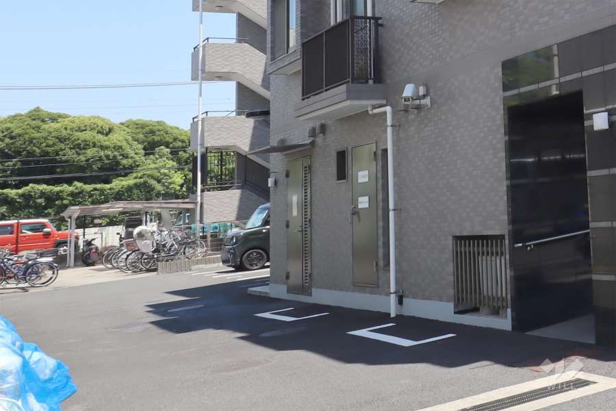 敷地内駐車場（屋外平面式）と駐輪場