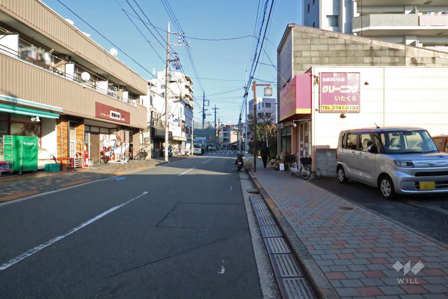 敷地北西側の前面道路(南西側から)