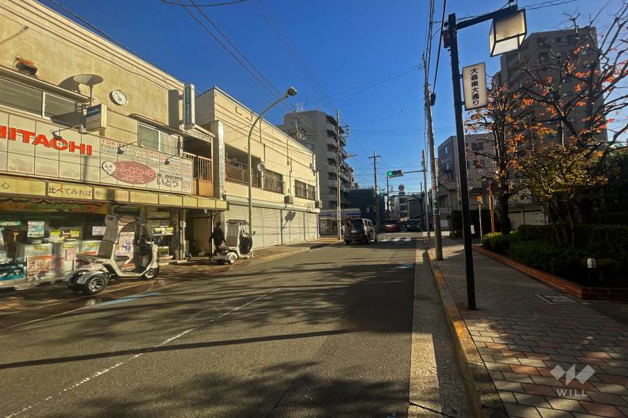 敷地北西側の前面道路（南西側から）