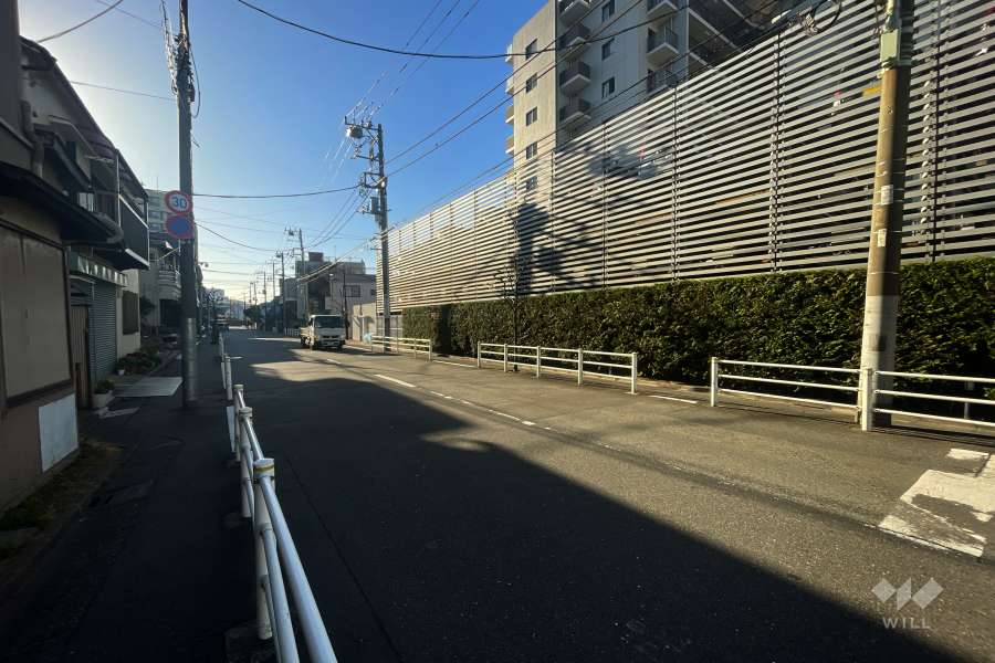 敷地北東側の前面道路（北西側から）