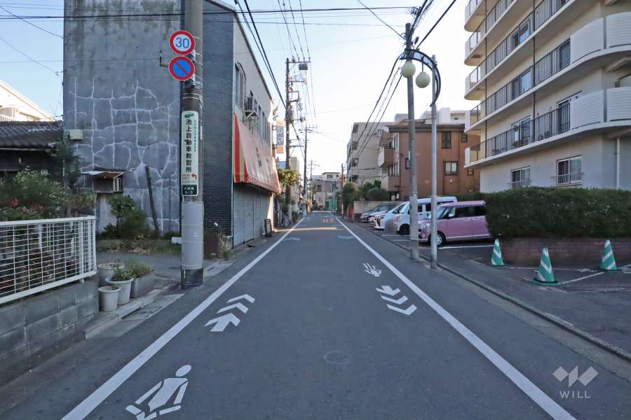 敷地東側の前面道路(北側から)