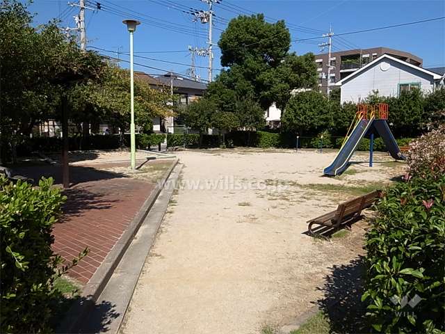 上葭原町公園には、遊具も設置されています。
