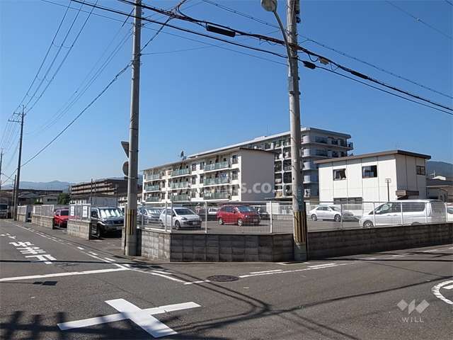 周辺はマンションと一戸建てが混在する静かな住宅地です。