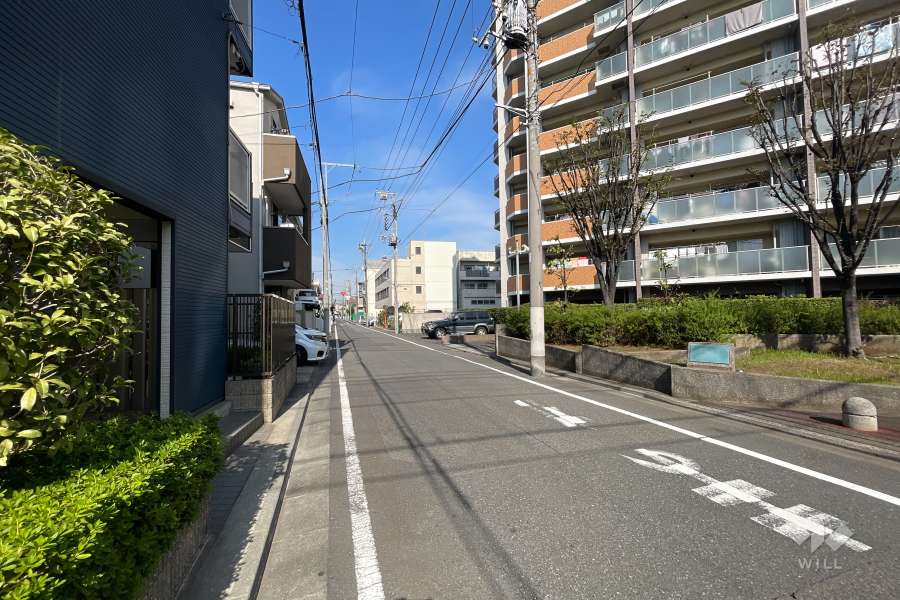 敷地南西側の前面道路（南東側から）