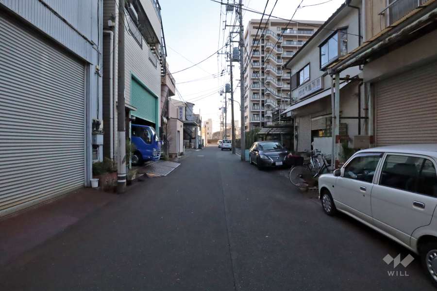 敷地東側の前面道路（北側から）