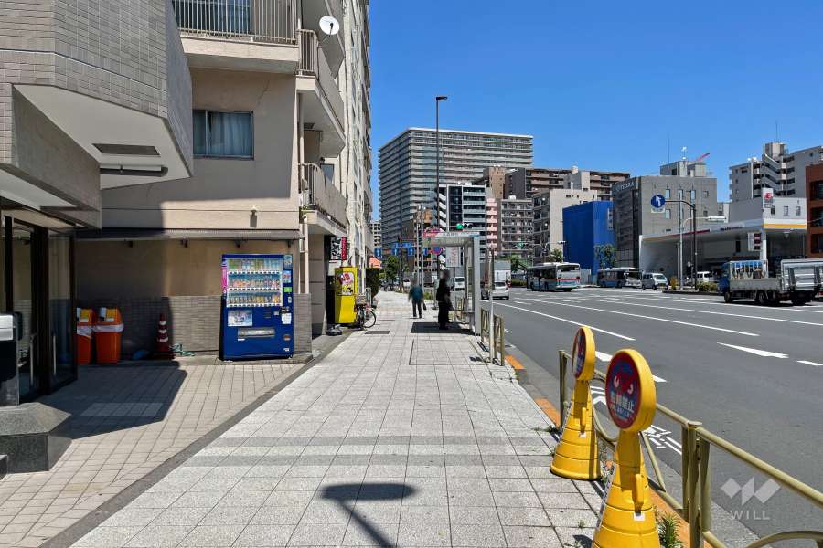 敷地東側は国道15号（第一京浜）に面しています。