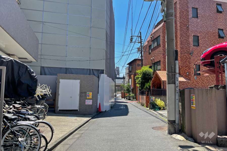 敷地西側の前面道路（北側から）