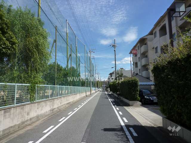 敷地北側の前面道路。道を挟んで『浜脇中学校』があります。