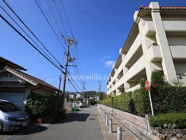 敷地南側の前面道路（巡礼の道）