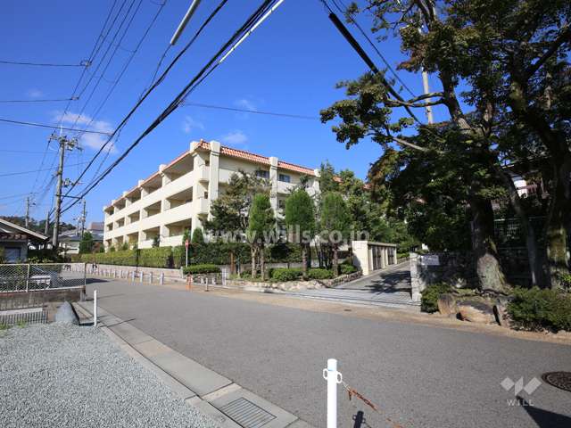 周辺は一戸建てが中心に立ち並ぶ閑静な住宅地です。