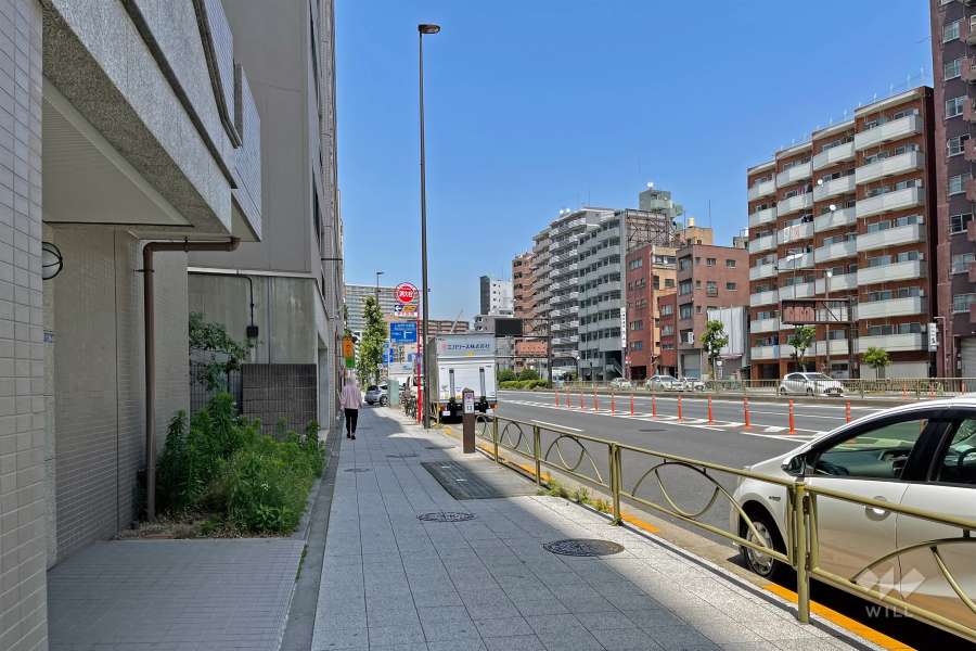 敷地の東側前面道路は国道15号です（南側から）。