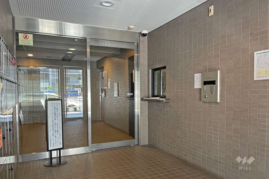 エントランスはオートロック付きです。