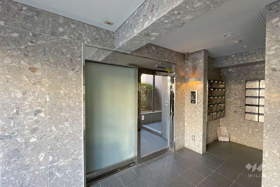 エントランスはオートロック付きです。