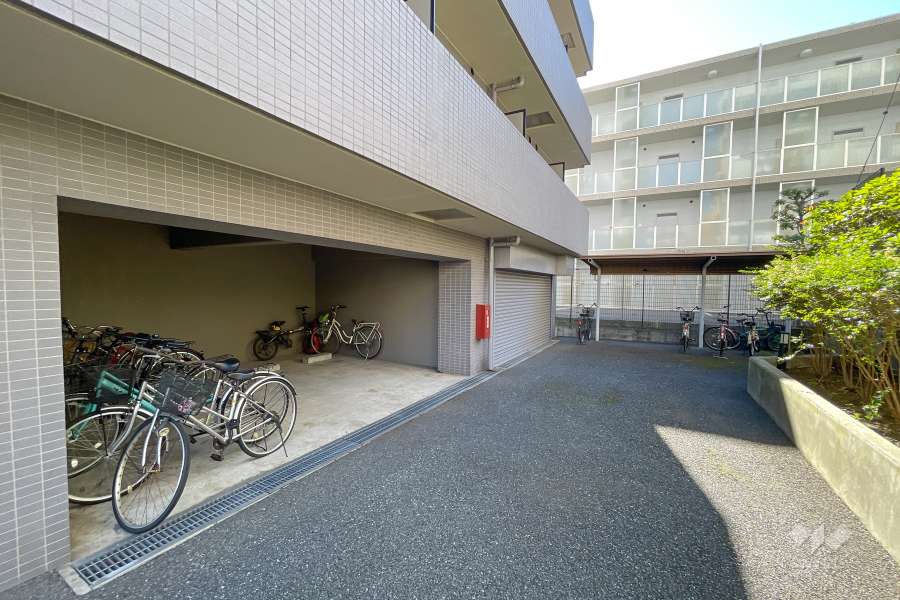 敷地内駐車場（屋内平面式）と駐輪場