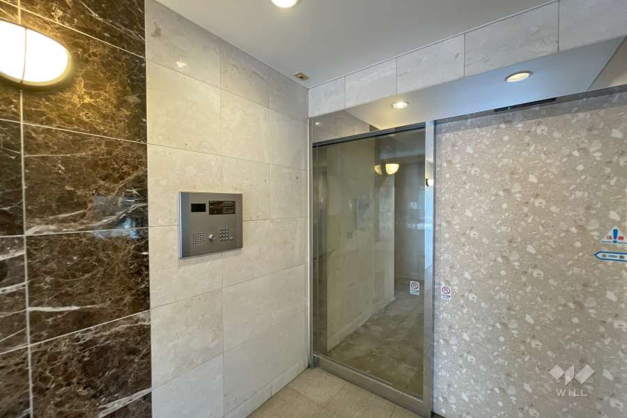 エントランスはオートロック付きです。