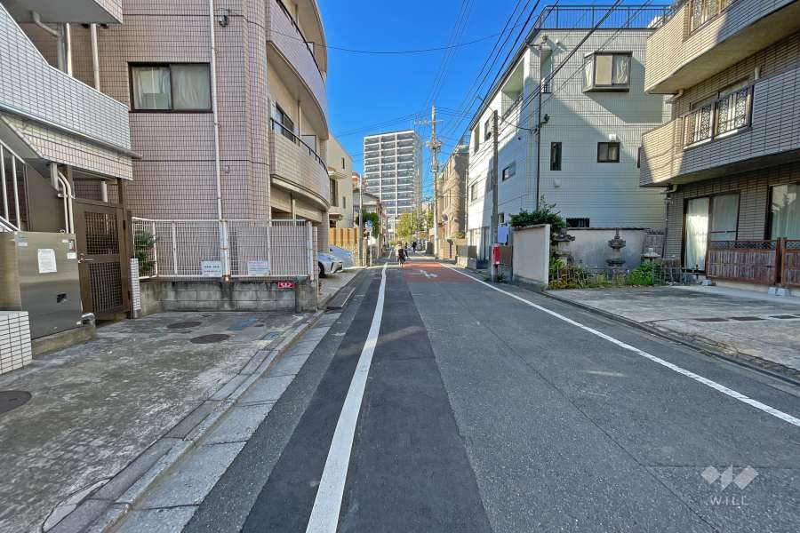 敷地北側の前面道路（東側から）
