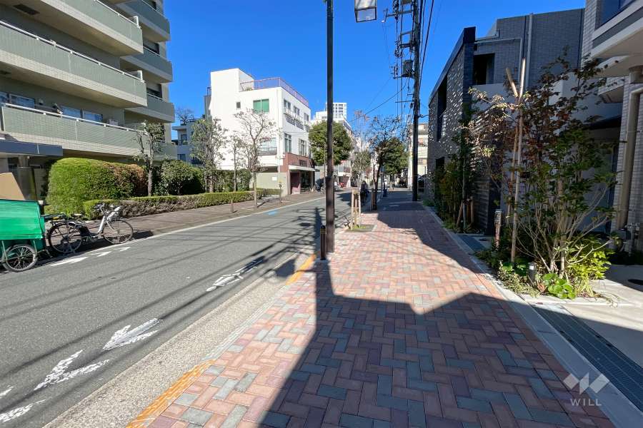 敷地西側の前面道路