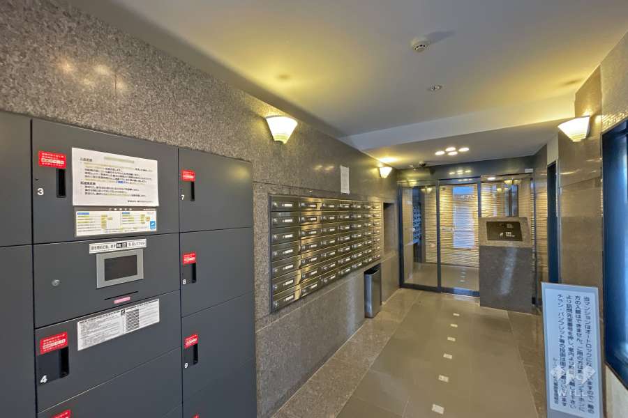 エントランスにはオートロックと宅配ボックスが備わっています。