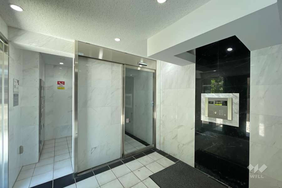 エントランスはオートロック付きです。