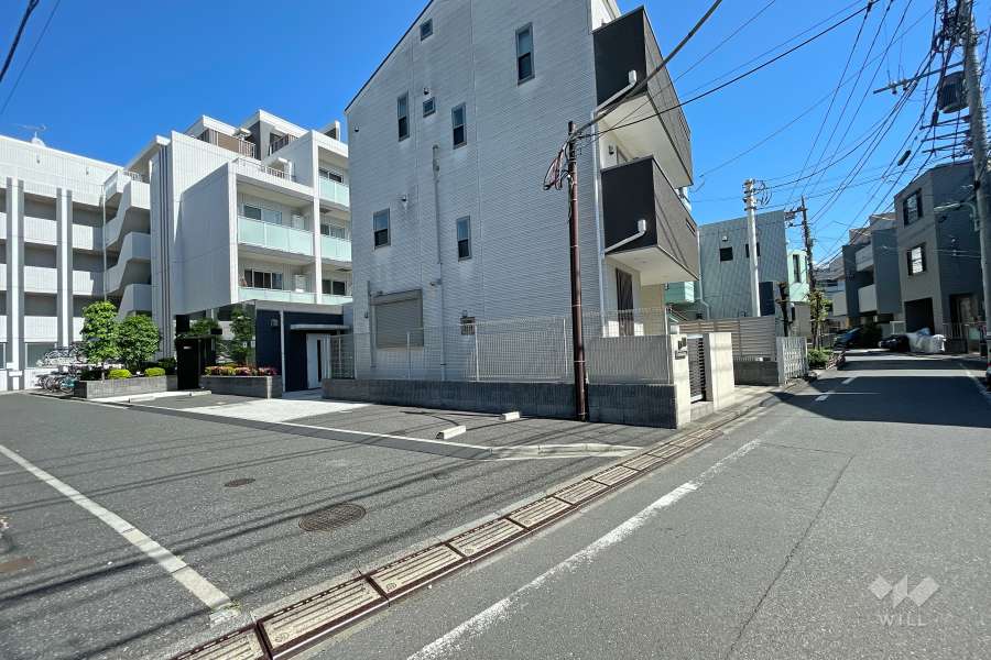 敷地西側の前面道路（北側から）