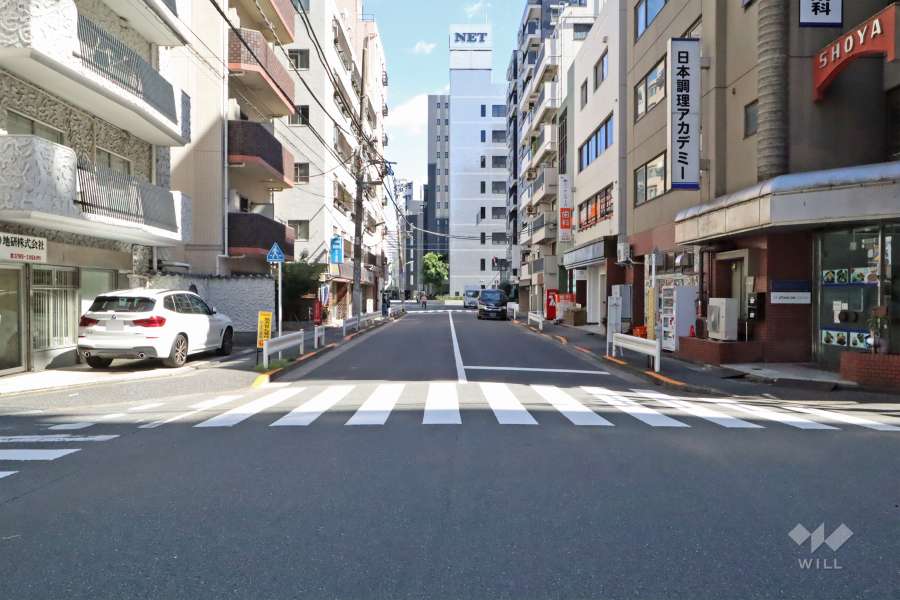 敷地南側の前面道路はピーポー通りです（西側から）。