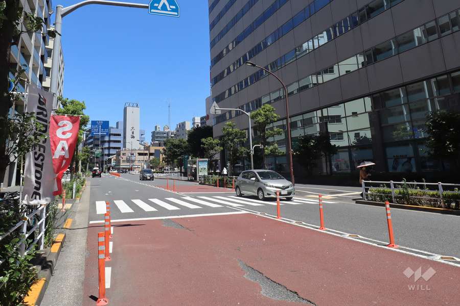 敷地東側の前面道路（南側から）