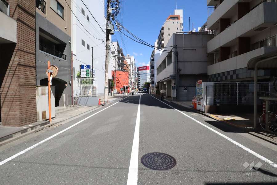 敷地北西側の前面道路(南西側から）