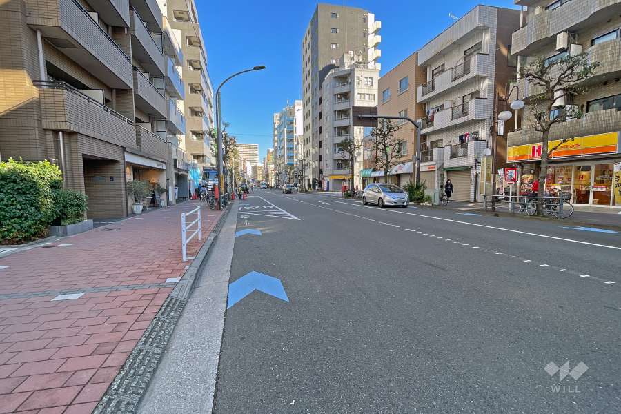敷地北側の前面道路は八幡通りです（東側から）。
