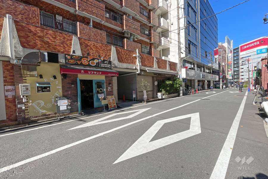 敷地南東側の前面道路（南西側から）