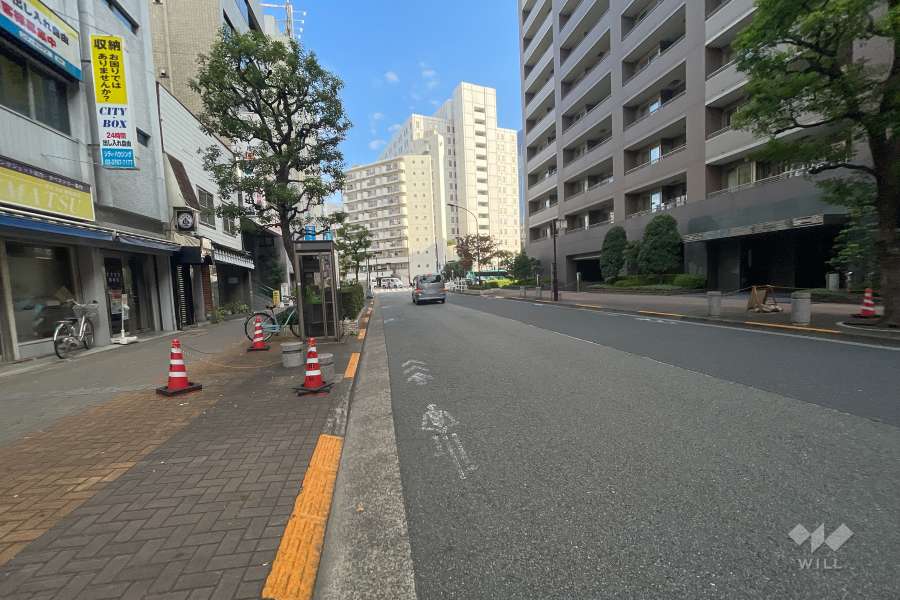 敷地南東側の前面道路（南西側から）