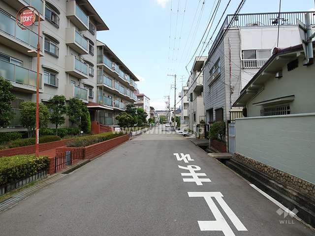 敷地東側の前面道路(南側から)