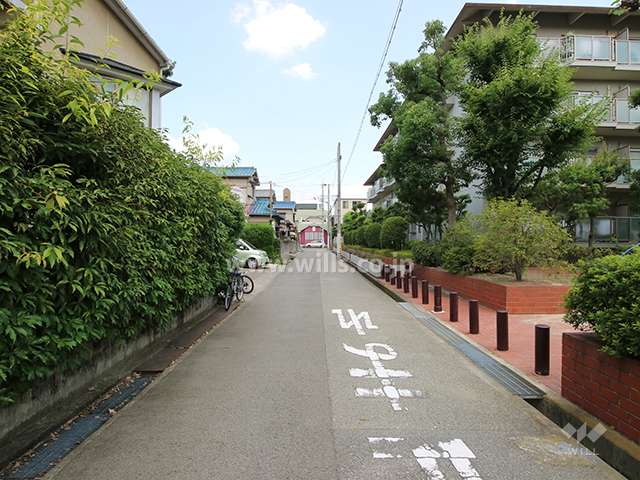 敷地西側の前面道路(南側から)