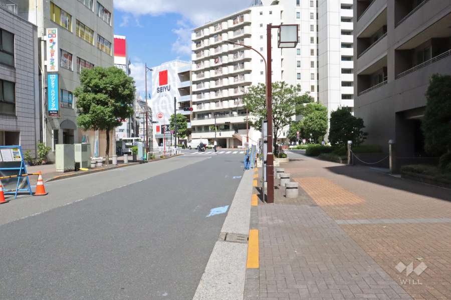敷地西側の前面道路
