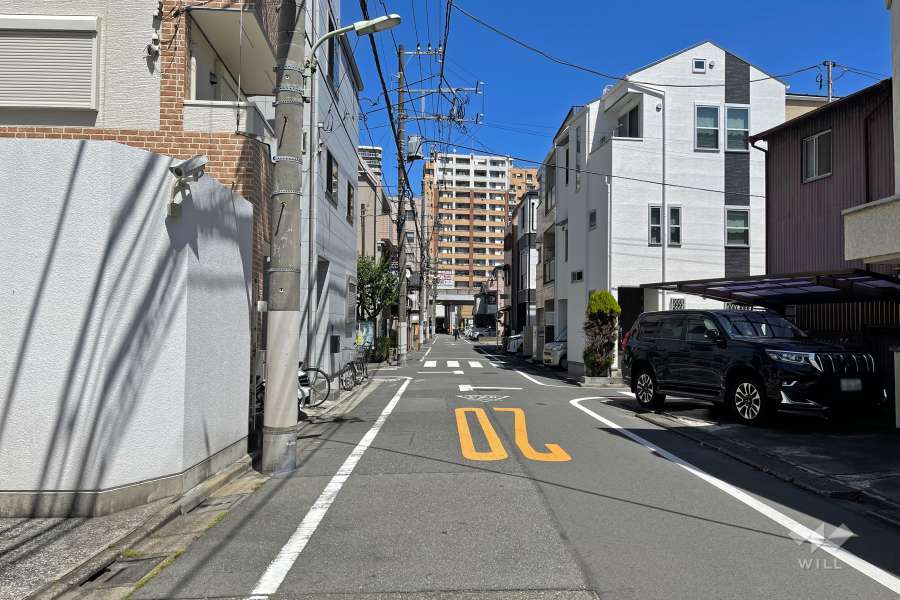 敷地南側の前面道路（西側から）