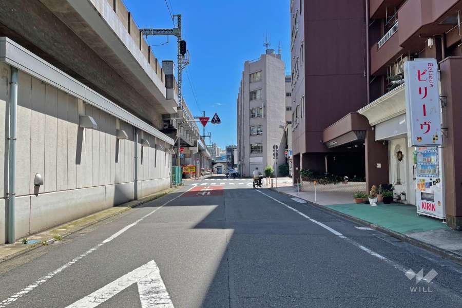 敷地東側の前面道路（北側から）